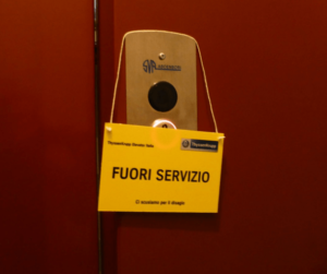 condominio ascensore fuori servizio